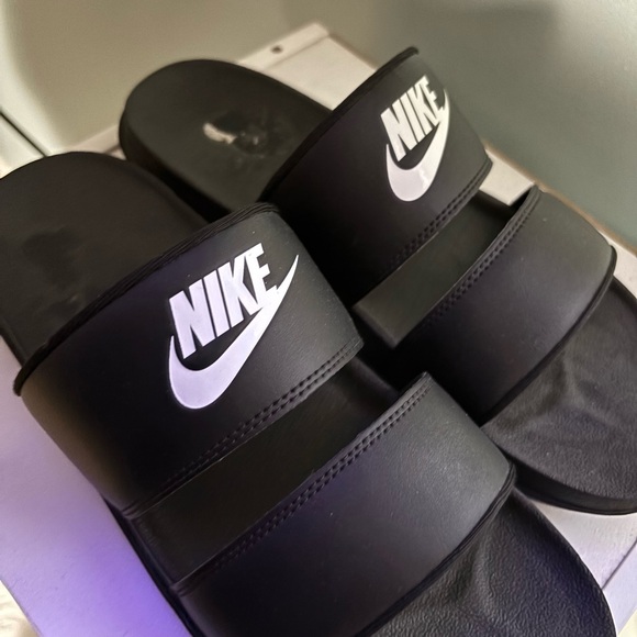Nike Women’s Black and White Slide Sandals - Picture 1 of 2